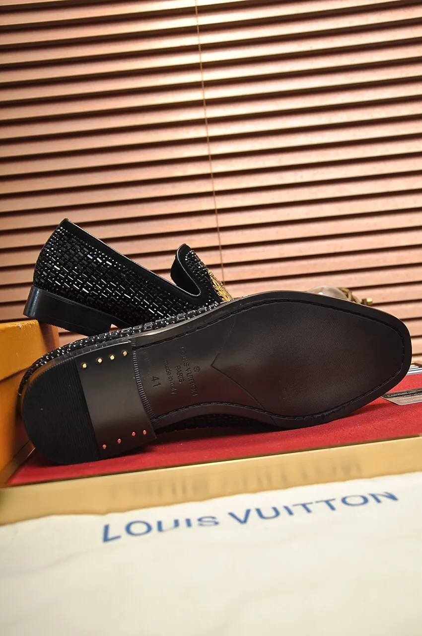 Men's men's shoes 💰560💶 [LV] (original single cowhide lining) 🍀LV's latest genuine leather business suit shoes are launched simultaneously on the official website. The first-layer cowhide imported from Italy is made of heavy gold, 💥1:1 rubber outsole from the official website. Versatile to wear, high-end without losing class, and the color combination is extraordinary. This four-season style is alluring when worn on your feet, showing off your big-name flair. Standard code 38-45 (45 customized)